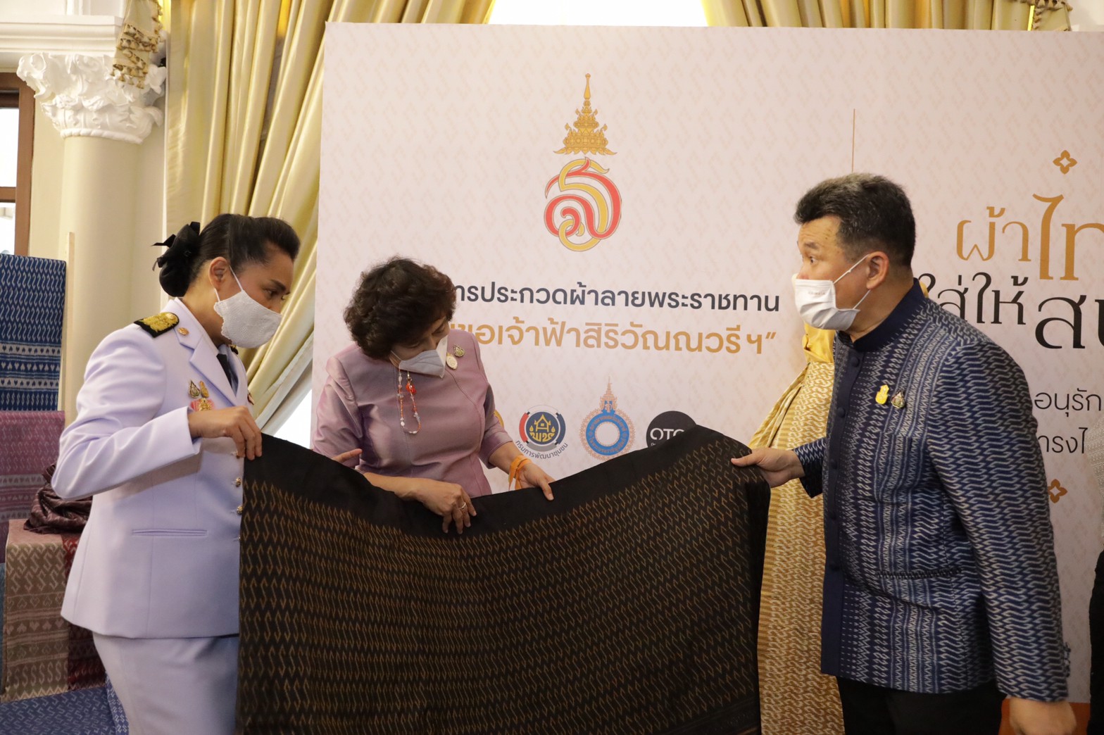 นายกรัฐมนตรีปลื้มปีติพระมหากรุณาธิคุณ ให้ พช. นำผ้าลายขอเจ้าฟ้าฯ มาจำหน่ายให้ ครม. หนุนเศรษฐกิจฐานราก สร้างรายได้ให้ชุมชน