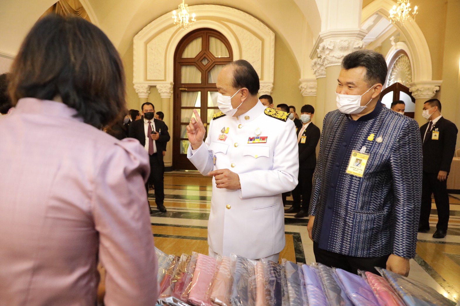 นายกรัฐมนตรีปลื้มปีติพระมหากรุณาธิคุณ ให้ พช. นำผ้าลายขอเจ้าฟ้าฯ มาจำหน่ายให้ ครม. หนุนเศรษฐกิจฐานราก สร้างรายได้ให้ชุมชน