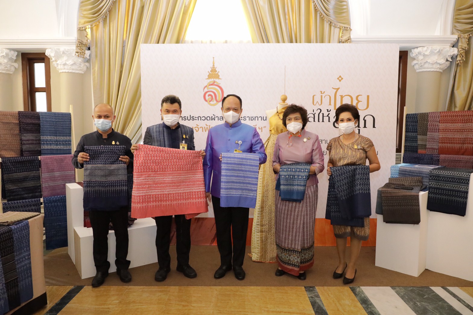 นายกรัฐมนตรีปลื้มปีติพระมหากรุณาธิคุณ ให้ พช. นำผ้าลายขอเจ้าฟ้าฯ มาจำหน่ายให้ ครม. หนุนเศรษฐกิจฐานราก สร้างรายได้ให้ชุมชน