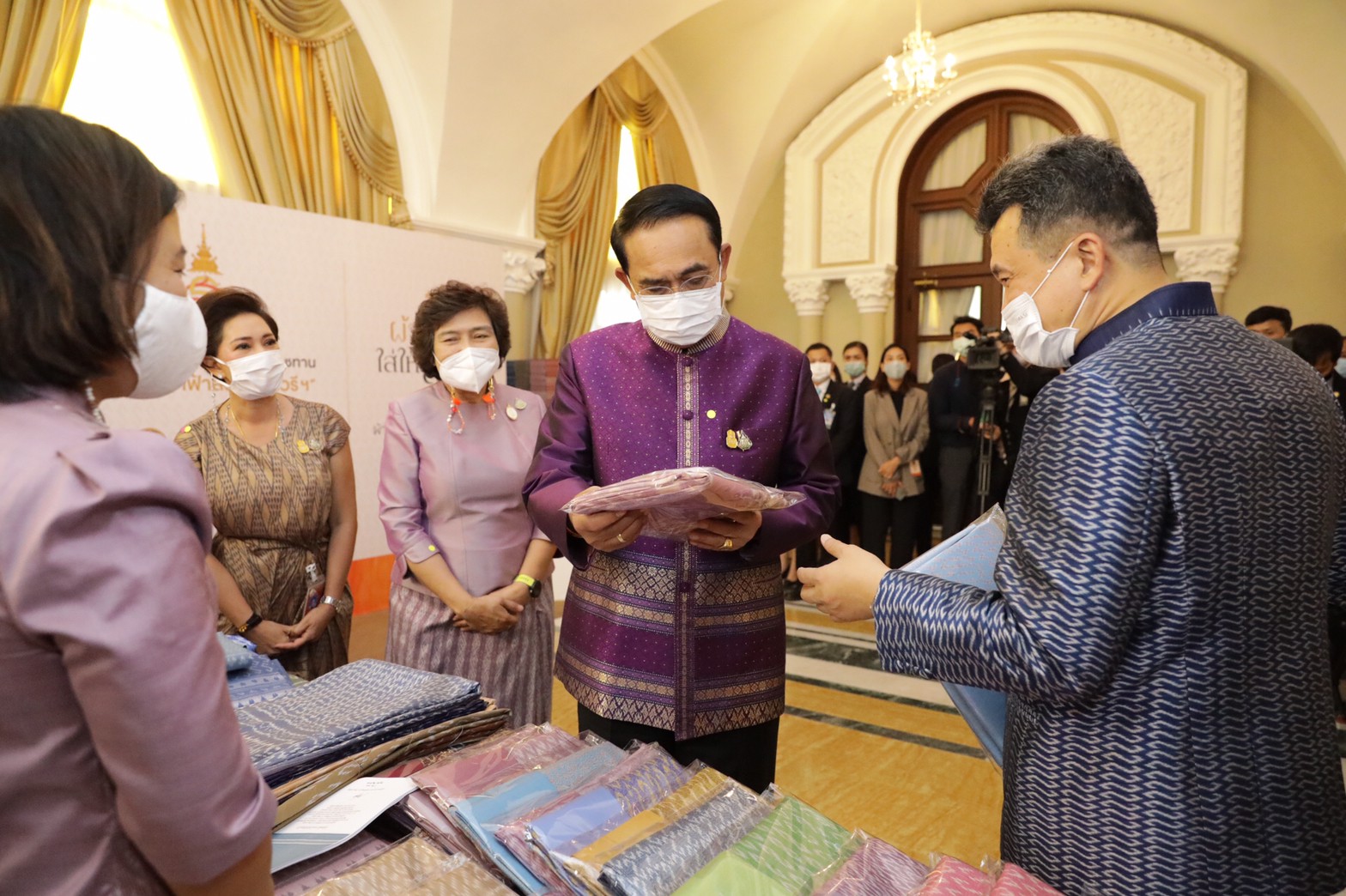 นายกรัฐมนตรีปลื้มปีติพระมหากรุณาธิคุณ ให้ พช. นำผ้าลายขอเจ้าฟ้าฯ มาจำหน่ายให้ ครม. หนุนเศรษฐกิจฐานราก สร้างรายได้ให้ชุมชน