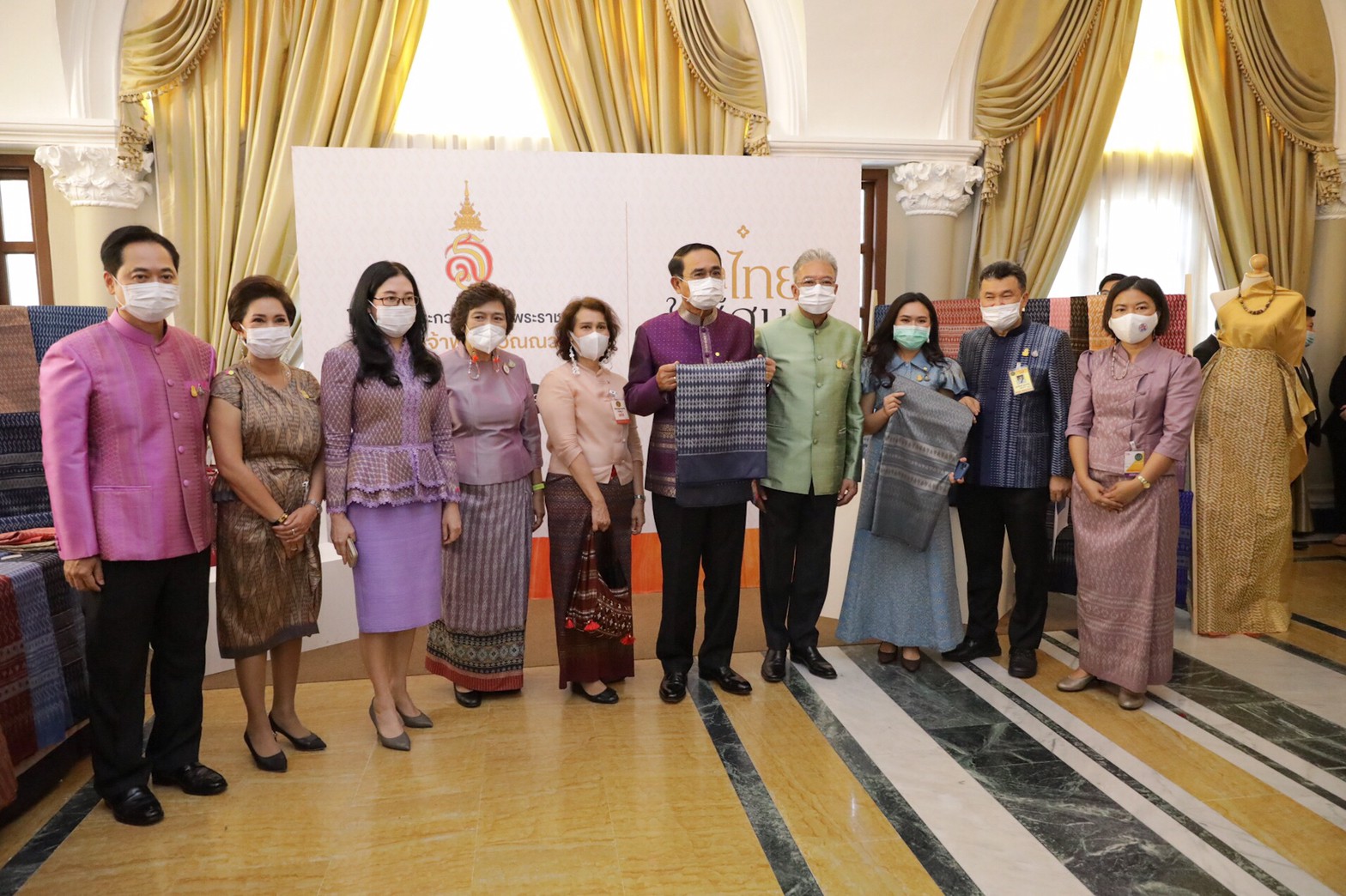 นายกรัฐมนตรีปลื้มปีติพระมหากรุณาธิคุณ ให้ พช. นำผ้าลายขอเจ้าฟ้าฯ มาจำหน่ายให้ ครม. หนุนเศรษฐกิจฐานราก สร้างรายได้ให้ชุมชน