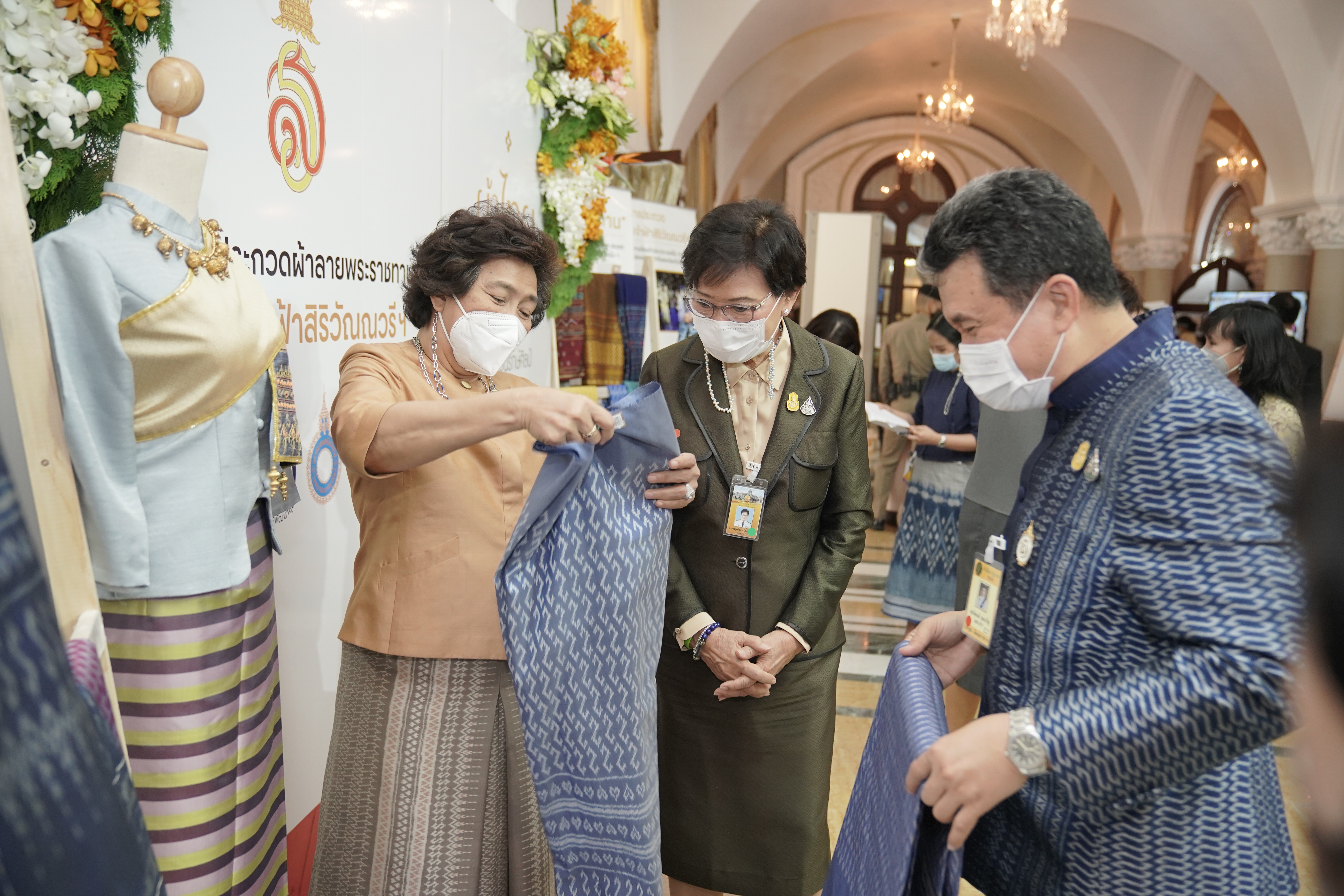 รัฐบาลเชิญชวนคนไทย สนองแนวพระราชดำริ สมเด็จเจ้าฟ้าสิริวัณณวรีฯ ร่วมประกวดผ้าลายพระราชทาน “ลายขอเจ้าฟ้าสิริวัณณวรีฯ” เพื่อสืบสาน อนุรักษ์ศิลป์ ผ้าถิ่นไทย ดำรงไว้ในแผ่นดิน มุ่งสร้างเศรษฐกิจฐานรากให้มั่นคง ชุมชนพึ่งตนเองได้ อย่างยั่งยืน