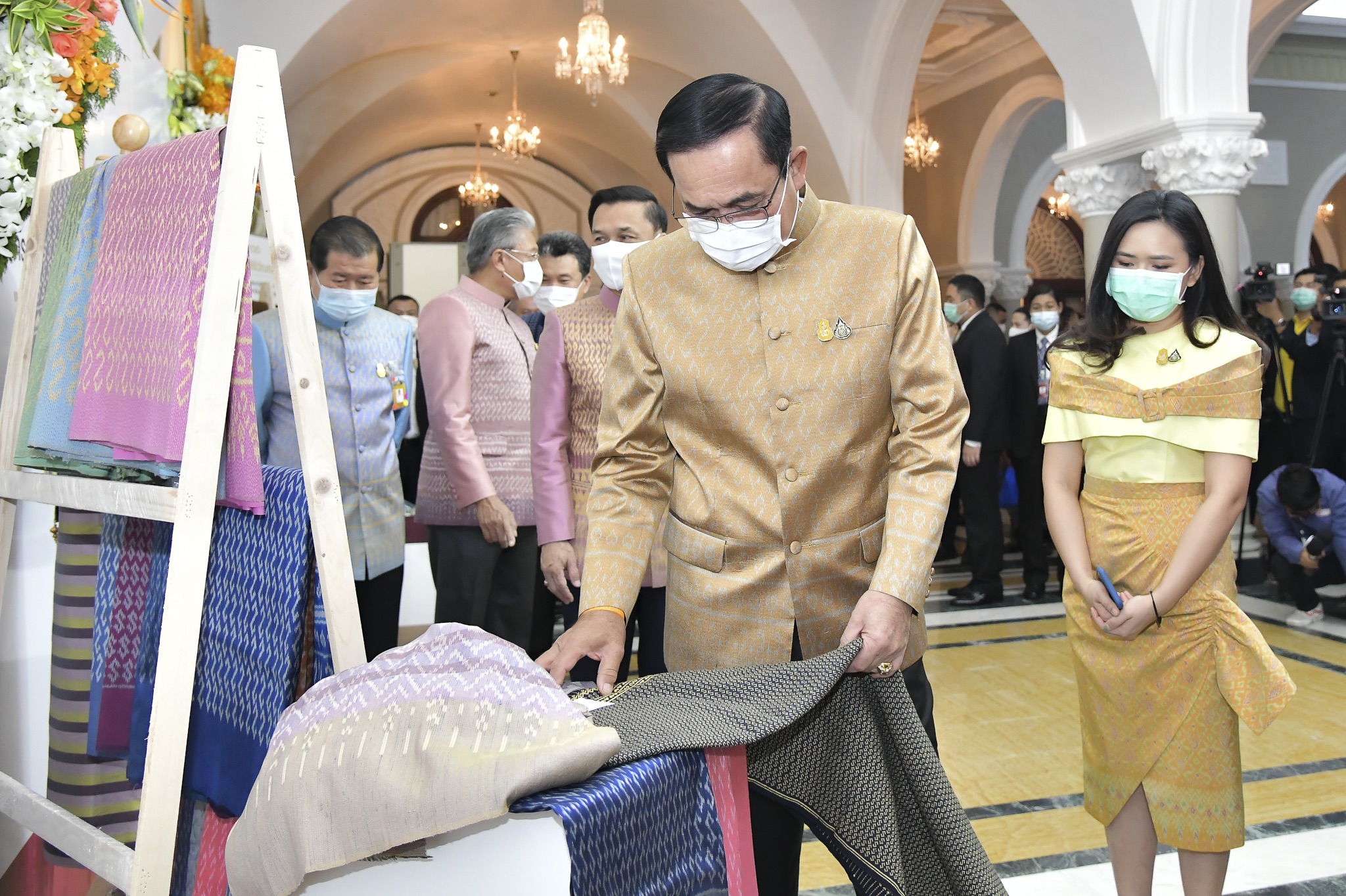 รัฐบาลเชิญชวนคนไทย สนองแนวพระราชดำริ สมเด็จเจ้าฟ้าสิริวัณณวรีฯ ร่วมประกวดผ้าลายพระราชทาน “ลายขอเจ้าฟ้าสิริวัณณวรีฯ” เพื่อสืบสาน อนุรักษ์ศิลป์ ผ้าถิ่นไทย ดำรงไว้ในแผ่นดิน มุ่งสร้างเศรษฐกิจฐานรากให้มั่นคง ชุมชนพึ่งตนเองได้ อย่างยั่งยืน