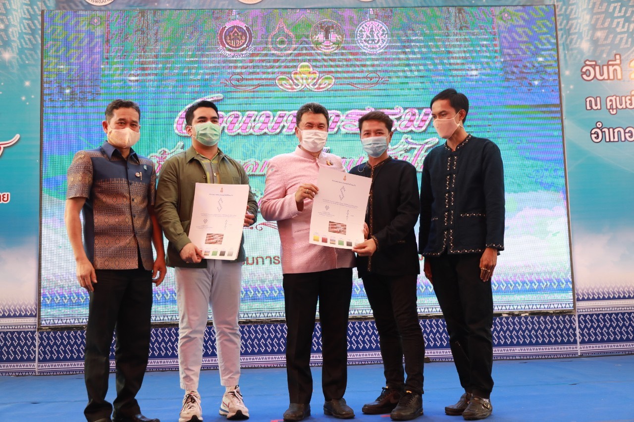 อธิบดี พช จับมือกรมหม่อนไหม สภาสตรีแห่งชาติในพระบรมราชินูปถัมภ์ เปิดงานยิ่งใหญ่ครั้งแรกของประเทศ “มหกรรมซื้อขายแลกเปลี่ยนเส้นไหมและผลิตภัณฑ์ไหมระดับประเทศ  จัดผู้ผลิตเส้นไหม พบผู้ทอผ้าไหมสร้างรายได้แก้ไขความยากจน อนุรักษ์มรดกวัฒนธรรม อันล้ำค่า สู่ลูกหลาน สืบไป