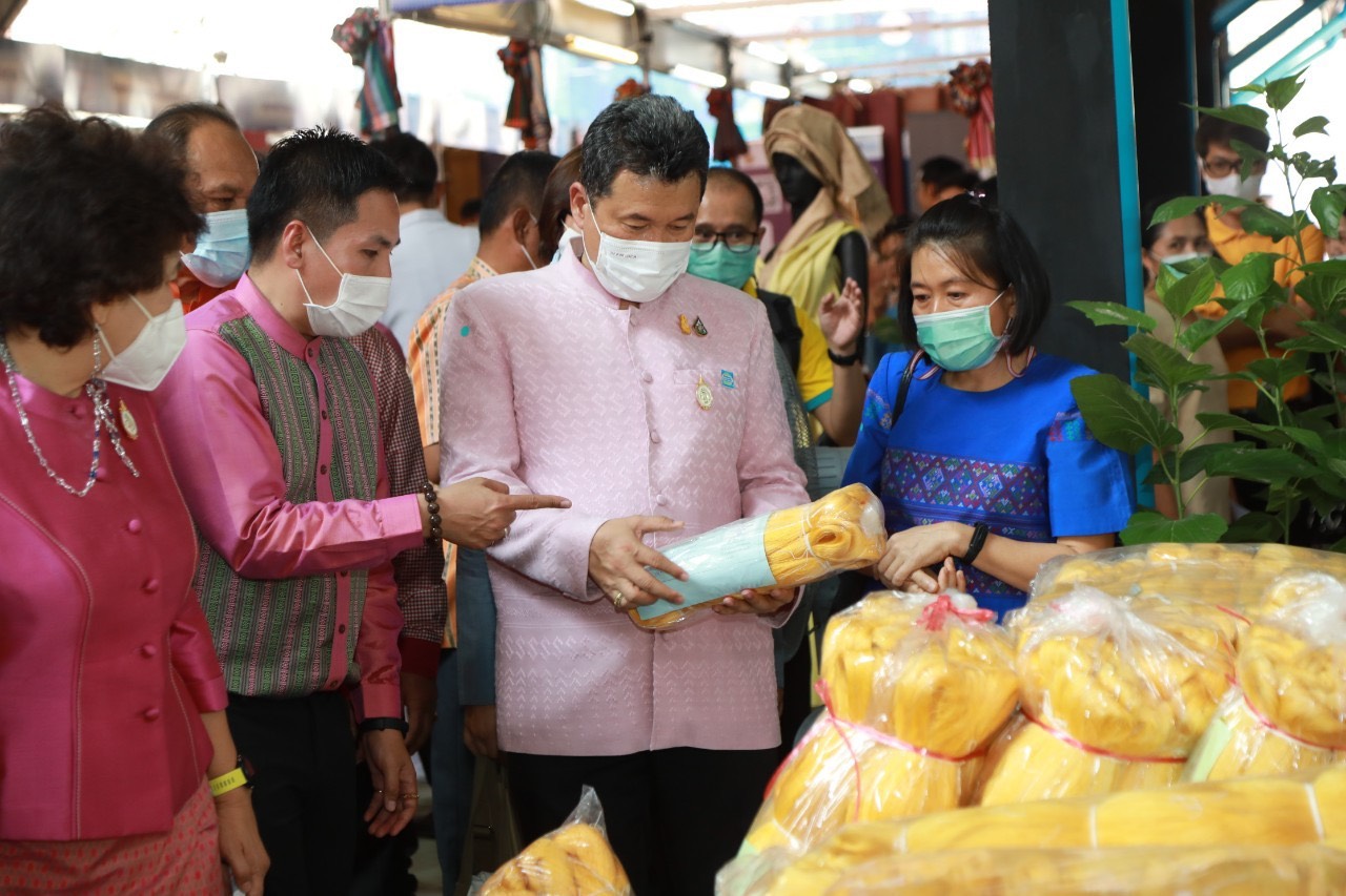 อธิบดี พช จับมือกรมหม่อนไหม สภาสตรีแห่งชาติในพระบรมราชินูปถัมภ์ เปิดงานยิ่งใหญ่ครั้งแรกของประเทศ “มหกรรมซื้อขายแลกเปลี่ยนเส้นไหมและผลิตภัณฑ์ไหมระดับประเทศ  จัดผู้ผลิตเส้นไหม พบผู้ทอผ้าไหมสร้างรายได้แก้ไขความยากจน อนุรักษ์มรดกวัฒนธรรม อันล้ำค่า สู่ลูกหลาน สืบไป