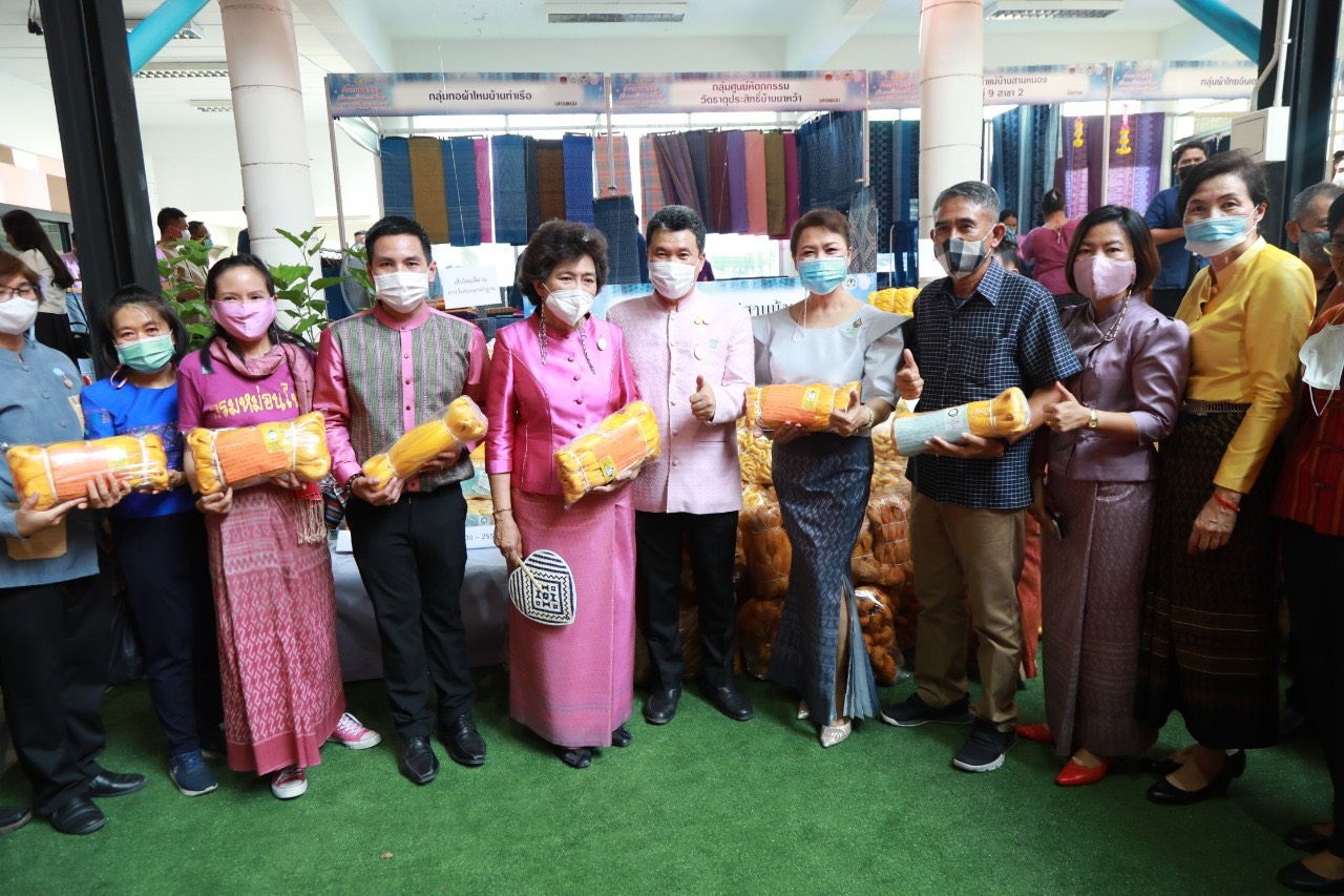 อธิบดี พช จับมือกรมหม่อนไหม สภาสตรีแห่งชาติในพระบรมราชินูปถัมภ์ เปิดงานยิ่งใหญ่ครั้งแรกของประเทศ “มหกรรมซื้อขายแลกเปลี่ยนเส้นไหมและผลิตภัณฑ์ไหมระดับประเทศ  จัดผู้ผลิตเส้นไหม พบผู้ทอผ้าไหมสร้างรายได้แก้ไขความยากจน อนุรักษ์มรดกวัฒนธรรม อันล้ำค่า สู่ลูกหลาน สืบไป