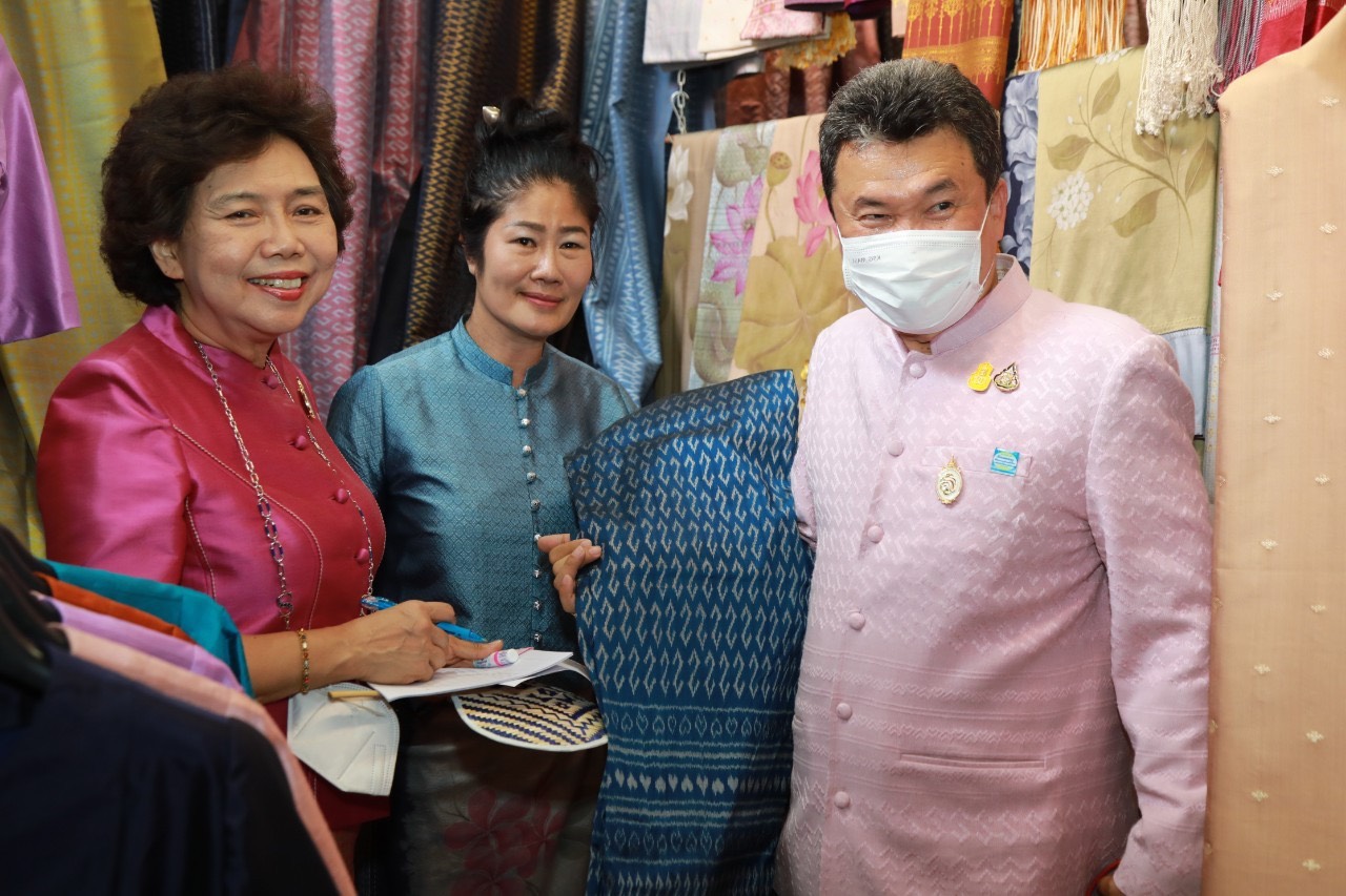 อธิบดี พช จับมือกรมหม่อนไหม สภาสตรีแห่งชาติในพระบรมราชินูปถัมภ์ เปิดงานยิ่งใหญ่ครั้งแรกของประเทศ “มหกรรมซื้อขายแลกเปลี่ยนเส้นไหมและผลิตภัณฑ์ไหมระดับประเทศ  จัดผู้ผลิตเส้นไหม พบผู้ทอผ้าไหมสร้างรายได้แก้ไขความยากจน อนุรักษ์มรดกวัฒนธรรม อันล้ำค่า สู่ลูกหลาน สืบไป