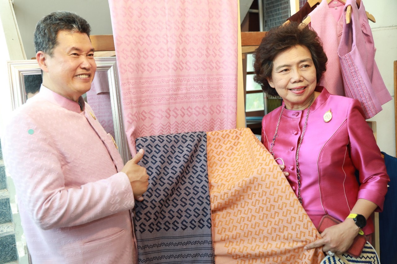 อธิบดี พช จับมือกรมหม่อนไหม สภาสตรีแห่งชาติในพระบรมราชินูปถัมภ์ เปิดงานยิ่งใหญ่ครั้งแรกของประเทศ “มหกรรมซื้อขายแลกเปลี่ยนเส้นไหมและผลิตภัณฑ์ไหมระดับประเทศ  จัดผู้ผลิตเส้นไหม พบผู้ทอผ้าไหมสร้างรายได้แก้ไขความยากจน อนุรักษ์มรดกวัฒนธรรม อันล้ำค่า สู่ลูกหลาน สืบไป