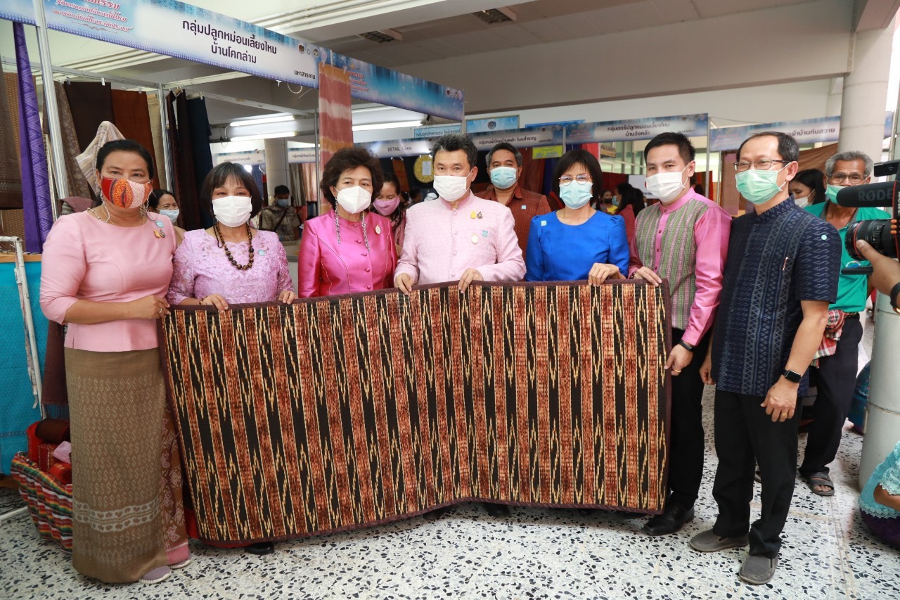 อธิบดี พช จับมือกรมหม่อนไหม สภาสตรีแห่งชาติในพระบรมราชินูปถัมภ์ เปิดงานยิ่งใหญ่ครั้งแรกของประเทศ “มหกรรมซื้อขายแลกเปลี่ยนเส้นไหมและผลิตภัณฑ์ไหมระดับประเทศ  จัดผู้ผลิตเส้นไหม พบผู้ทอผ้าไหมสร้างรายได้แก้ไขความยากจน อนุรักษ์มรดกวัฒนธรรม อันล้ำค่า สู่ลูกหลาน สืบไป