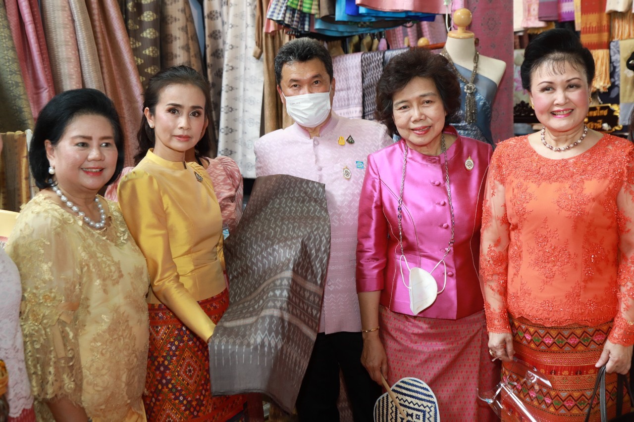 อธิบดี พช จับมือกรมหม่อนไหม สภาสตรีแห่งชาติในพระบรมราชินูปถัมภ์ เปิดงานยิ่งใหญ่ครั้งแรกของประเทศ “มหกรรมซื้อขายแลกเปลี่ยนเส้นไหมและผลิตภัณฑ์ไหมระดับประเทศ  จัดผู้ผลิตเส้นไหม พบผู้ทอผ้าไหมสร้างรายได้แก้ไขความยากจน อนุรักษ์มรดกวัฒนธรรม อันล้ำค่า สู่ลูกหลาน สืบไป