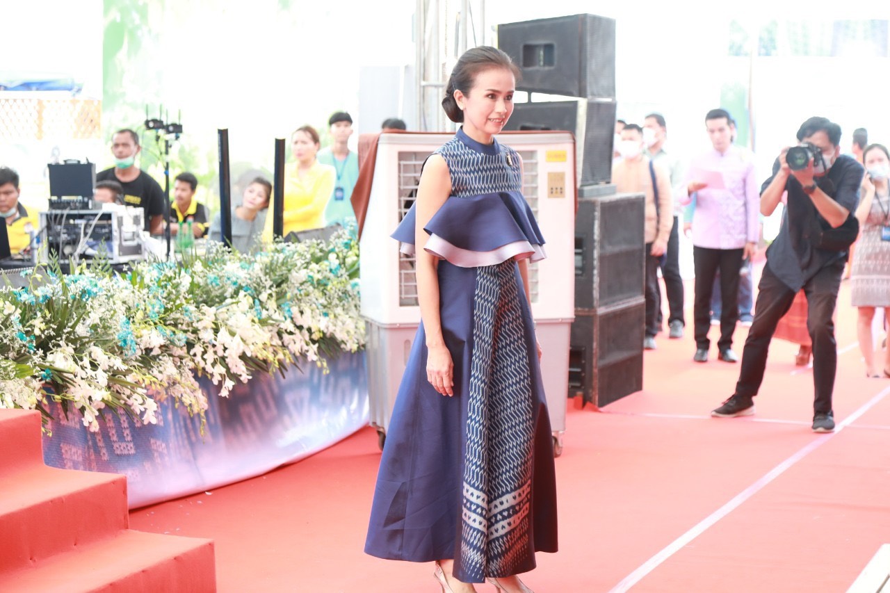 อธิบดี พช จับมือกรมหม่อนไหม สภาสตรีแห่งชาติในพระบรมราชินูปถัมภ์ เปิดงานยิ่งใหญ่ครั้งแรกของประเทศ “มหกรรมซื้อขายแลกเปลี่ยนเส้นไหมและผลิตภัณฑ์ไหมระดับประเทศ  จัดผู้ผลิตเส้นไหม พบผู้ทอผ้าไหมสร้างรายได้แก้ไขความยากจน อนุรักษ์มรดกวัฒนธรรม อันล้ำค่า สู่ลูกหลาน สืบไป