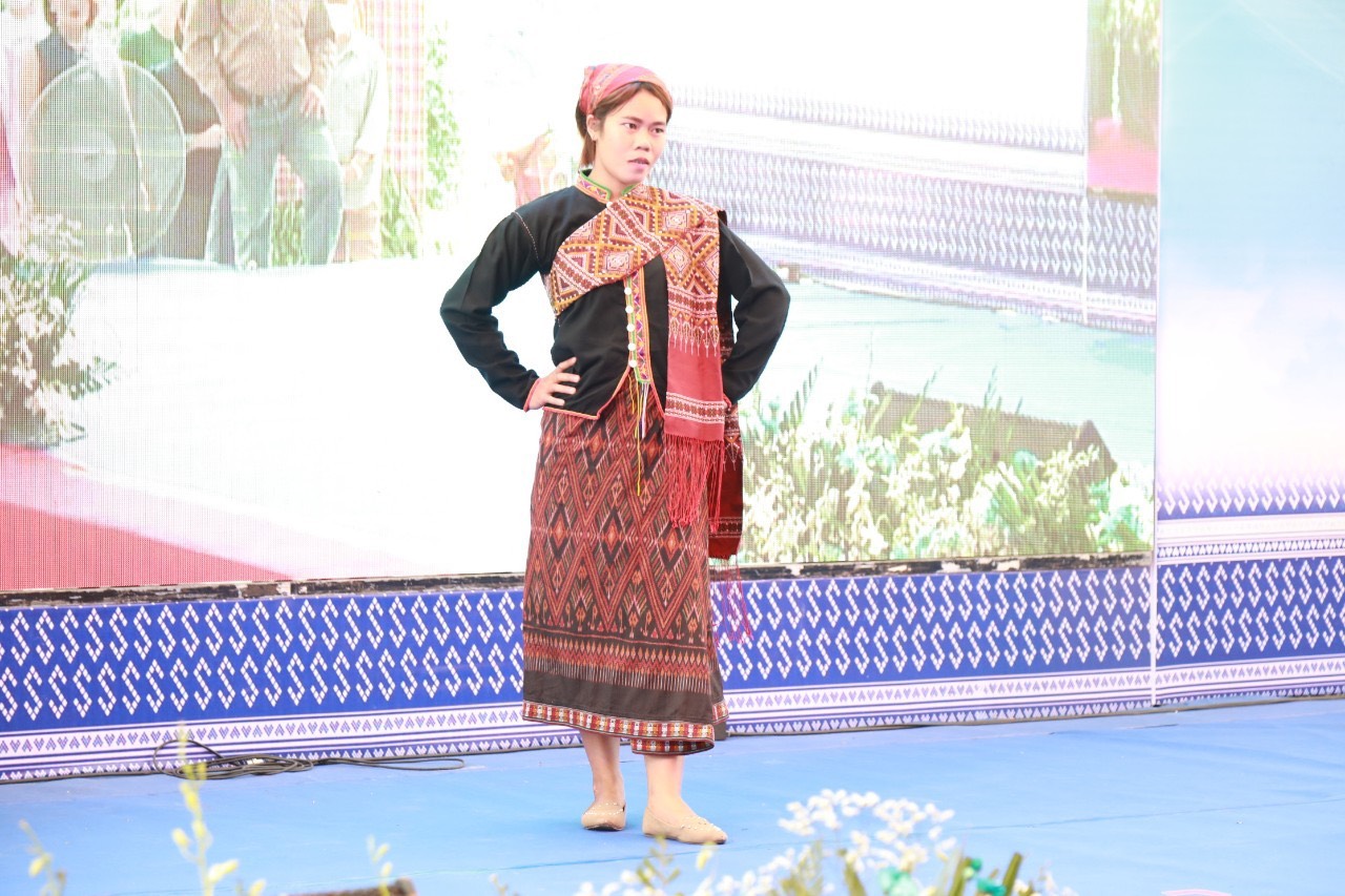 อธิบดี พช จับมือกรมหม่อนไหม สภาสตรีแห่งชาติในพระบรมราชินูปถัมภ์ เปิดงานยิ่งใหญ่ครั้งแรกของประเทศ “มหกรรมซื้อขายแลกเปลี่ยนเส้นไหมและผลิตภัณฑ์ไหมระดับประเทศ  จัดผู้ผลิตเส้นไหม พบผู้ทอผ้าไหมสร้างรายได้แก้ไขความยากจน อนุรักษ์มรดกวัฒนธรรม อันล้ำค่า สู่ลูกหลาน สืบไป