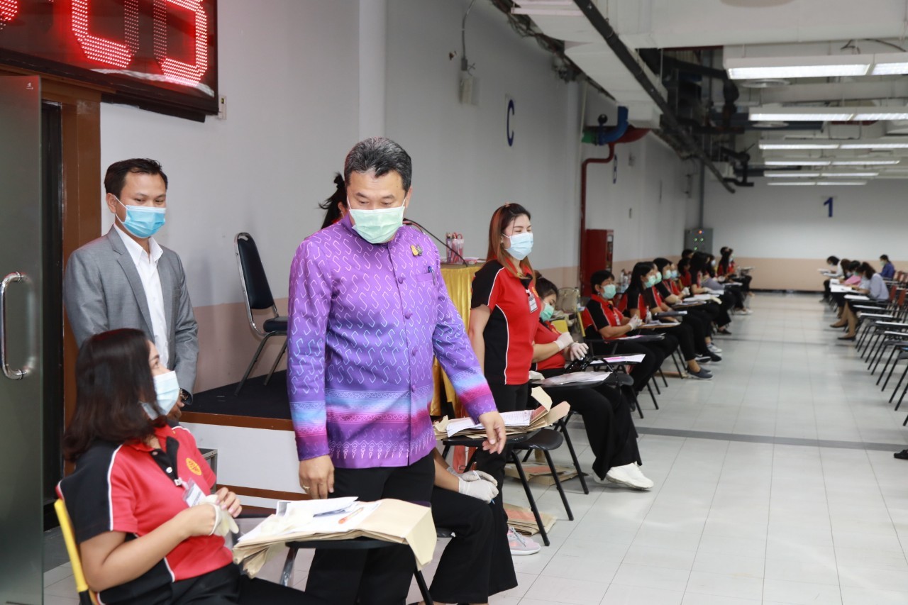 อธิบดี พช. ตรวจเยี่ยมสนามสอบ มธ.รังสิต พร้อมให้กำลังใจผู้เข้าสอบพนักงานราชการ เน้นมาตรการเข้มงวดและเคร่งครัด ดำเนินการสอบด้วยความบริสุทธิ์ ยุติธรรม ได้คนดีมีความรู้คู่คุณธรรม โปร่งใสและตรวจสอบได้