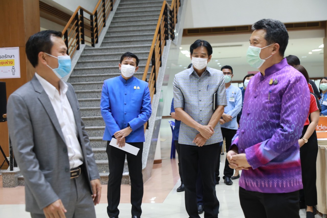 อธิบดี พช. ตรวจเยี่ยมสนามสอบ มธ.รังสิต พร้อมให้กำลังใจผู้เข้าสอบพนักงานราชการ เน้นมาตรการเข้มงวดและเคร่งครัด ดำเนินการสอบด้วยความบริสุทธิ์ ยุติธรรม ได้คนดีมีความรู้คู่คุณธรรม โปร่งใสและตรวจสอบได้