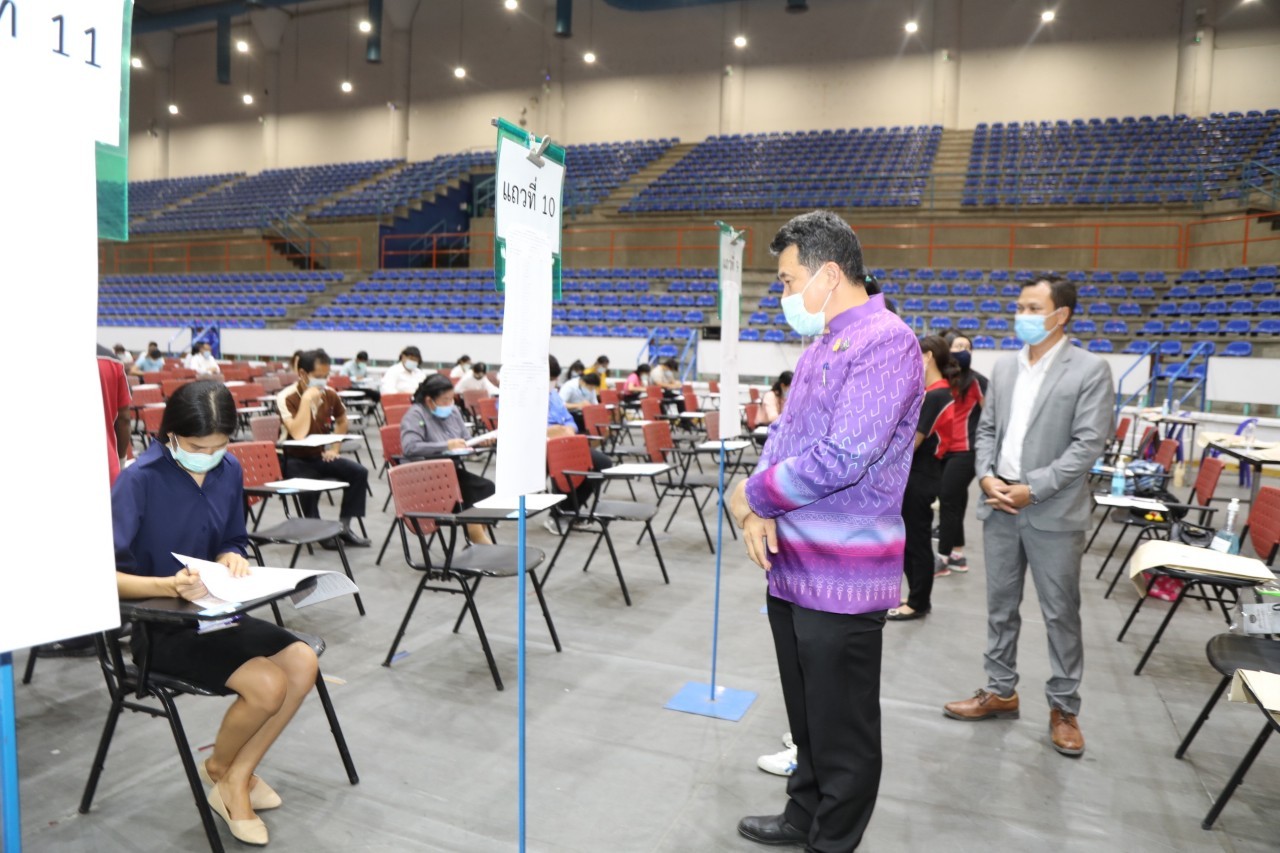 อธิบดี พช. ตรวจเยี่ยมสนามสอบ มธ.รังสิต พร้อมให้กำลังใจผู้เข้าสอบพนักงานราชการ เน้นมาตรการเข้มงวดและเคร่งครัด ดำเนินการสอบด้วยความบริสุทธิ์ ยุติธรรม ได้คนดีมีความรู้คู่คุณธรรม โปร่งใสและตรวจสอบได้