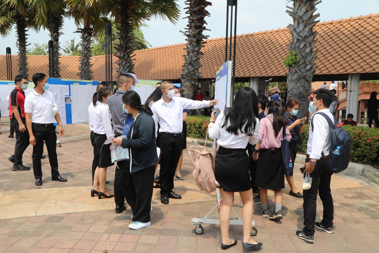 อธิบดี พช. ตรวจเยี่ยมสนามสอบ มธ.รังสิต พร้อมให้กำลังใจผู้เข้าสอบพนักงานราชการ เน้นมาตรการเข้มงวดและเคร่งครัด ดำเนินการสอบด้วยความบริสุทธิ์ ยุติธรรม ได้คนดีมีความรู้คู่คุณธรรม โปร่งใสและตรวจสอบได้