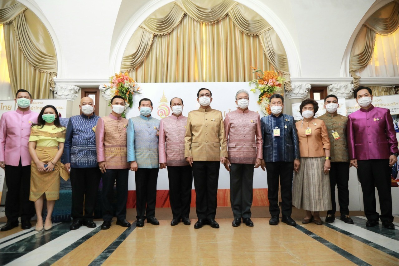 รัฐบาลเชิญชวนคนไทย สนองแนวพระราชดำริ สมเด็จเจ้าฟ้าสิริวัณณวรีฯ ร่วมประกวดผ้าลายพระราชทาน “ลายขอเจ้าฟ้าสิริวัณณวรีฯ” เพื่อสืบสาน อนุรักษ์ศิลป์ ผ้าถิ่นไทย ดำรงไว้ในแผ่นดิน มุ่งสร้างเศรษฐกิจฐานรากให้มั่นคง ชุมชนพึ่งตนเองได้ อย่างยั่งยืน