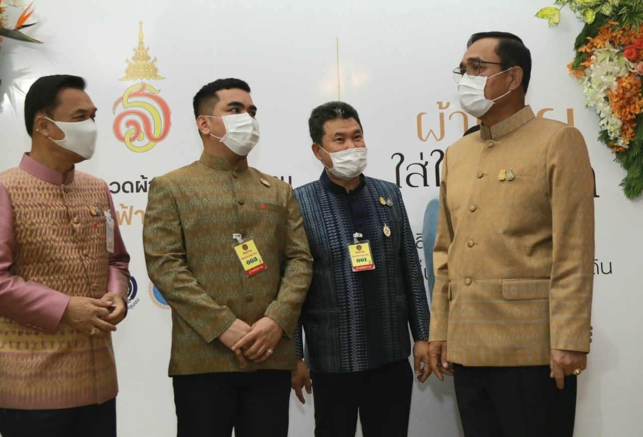 รัฐบาลเชิญชวนคนไทย สนองแนวพระราชดำริ สมเด็จเจ้าฟ้าสิริวัณณวรีฯ ร่วมประกวดผ้าลายพระราชทาน “ลายขอเจ้าฟ้าสิริวัณณวรีฯ” เพื่อสืบสาน อนุรักษ์ศิลป์ ผ้าถิ่นไทย ดำรงไว้ในแผ่นดิน มุ่งสร้างเศรษฐกิจฐานรากให้มั่นคง ชุมชนพึ่งตนเองได้ อย่างยั่งยืน