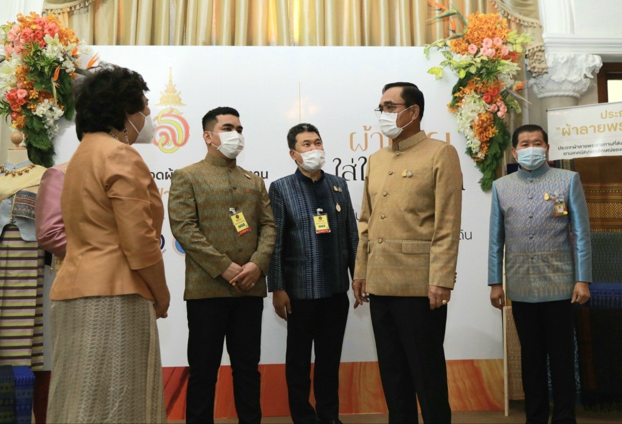 รัฐบาลเชิญชวนคนไทย สนองแนวพระราชดำริ สมเด็จเจ้าฟ้าสิริวัณณวรีฯ ร่วมประกวดผ้าลายพระราชทาน “ลายขอเจ้าฟ้าสิริวัณณวรีฯ” เพื่อสืบสาน อนุรักษ์ศิลป์ ผ้าถิ่นไทย ดำรงไว้ในแผ่นดิน มุ่งสร้างเศรษฐกิจฐานรากให้มั่นคง ชุมชนพึ่งตนเองได้ อย่างยั่งยืน