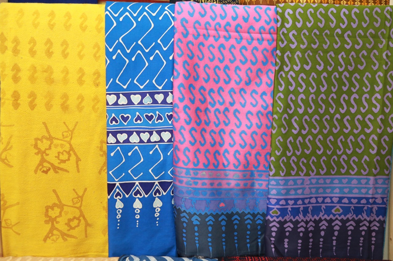 รัฐบาลเชิญชวนคนไทย สนองแนวพระราชดำริ สมเด็จเจ้าฟ้าสิริวัณณวรีฯ ร่วมประกวดผ้าลายพระราชทาน “ลายขอเจ้าฟ้าสิริวัณณวรีฯ” เพื่อสืบสาน อนุรักษ์ศิลป์ ผ้าถิ่นไทย ดำรงไว้ในแผ่นดิน มุ่งสร้างเศรษฐกิจฐานรากให้มั่นคง ชุมชนพึ่งตนเองได้ อย่างยั่งยืน