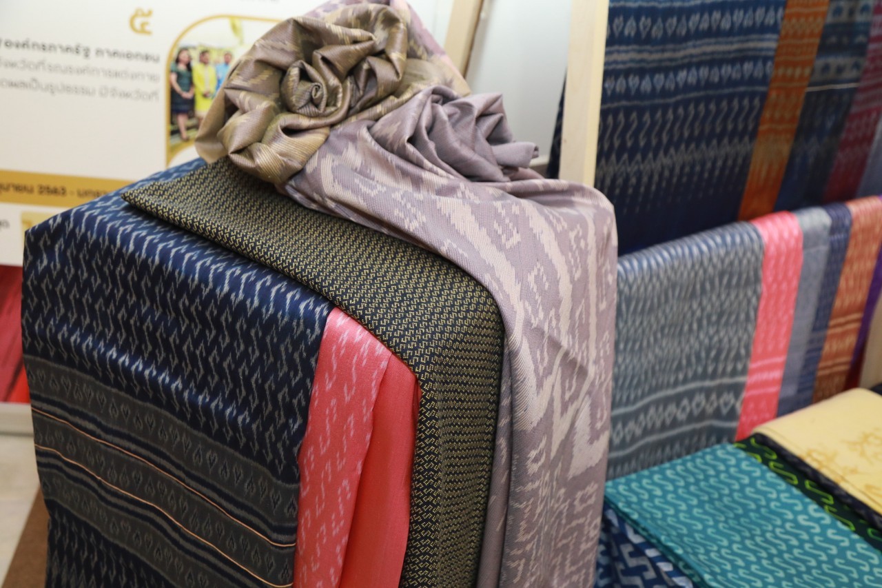 รัฐบาลเชิญชวนคนไทย สนองแนวพระราชดำริ สมเด็จเจ้าฟ้าสิริวัณณวรีฯ ร่วมประกวดผ้าลายพระราชทาน “ลายขอเจ้าฟ้าสิริวัณณวรีฯ” เพื่อสืบสาน อนุรักษ์ศิลป์ ผ้าถิ่นไทย ดำรงไว้ในแผ่นดิน มุ่งสร้างเศรษฐกิจฐานรากให้มั่นคง ชุมชนพึ่งตนเองได้ อย่างยั่งยืน