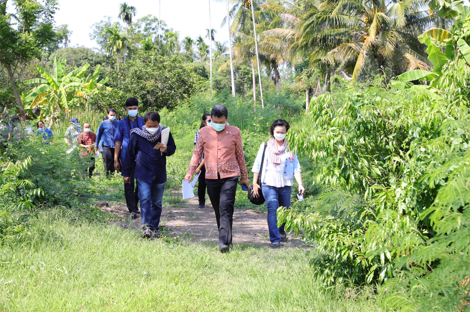 อธิบดี พช. นำทีม เยือนถิ่นแม่กลอง ลุยพื้นที่ต้นแบบการพัฒนาคุณภาพชีวิตตามหลักทฤษฎีใหม่ ประยุกต์สู่ “โคก หนอง นา พช.”