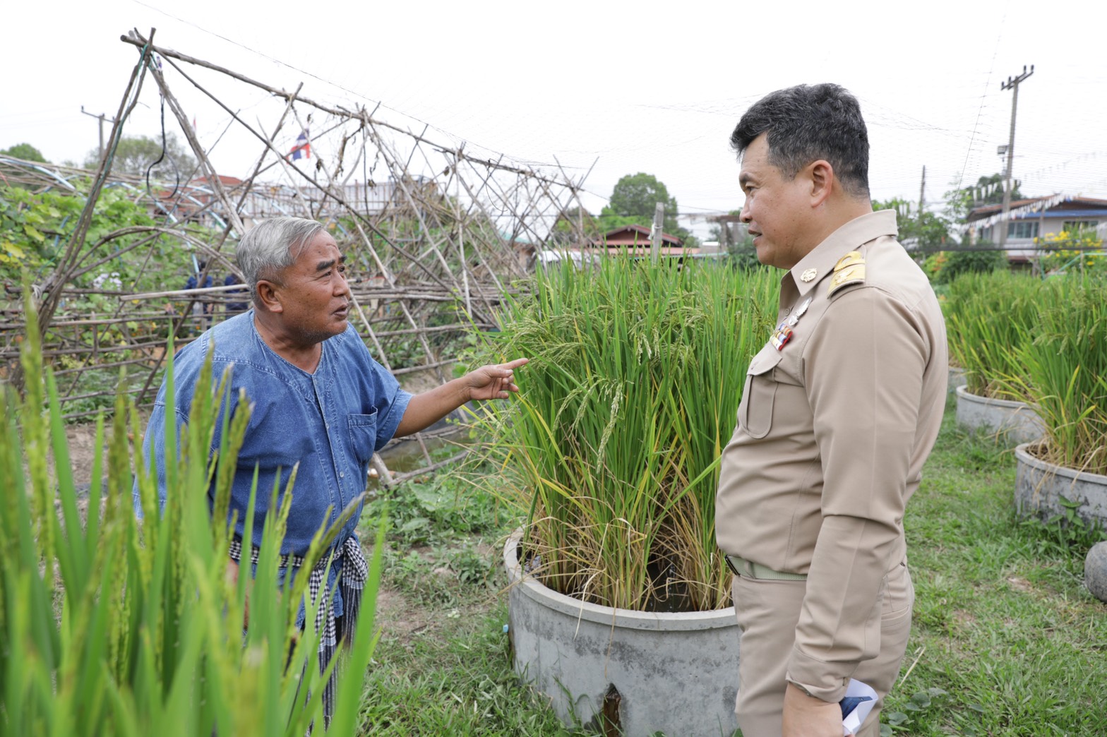 อธิบดี พช. ลงพื้นที่ สกลนคร เยี่ยม “ชุมชนมะขามป้อม” ชื่นชมพลังชุมชนเข้มแข็งทุกมิติ ขับเคลื่อนสู่หนึ่งหมู่บ้านต้นแบบพัฒนาตามหลักปรัชญาของเศรษฐกิจพอเพียง