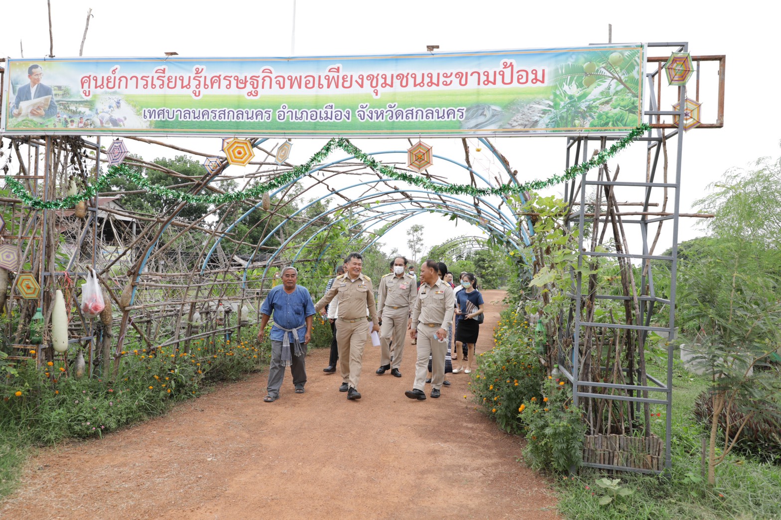 อธิบดี พช. ลงพื้นที่ สกลนคร เยี่ยม “ชุมชนมะขามป้อม” ชื่นชมพลังชุมชนเข้มแข็งทุกมิติ ขับเคลื่อนสู่หนึ่งหมู่บ้านต้นแบบพัฒนาตามหลักปรัชญาของเศรษฐกิจพอเพียง