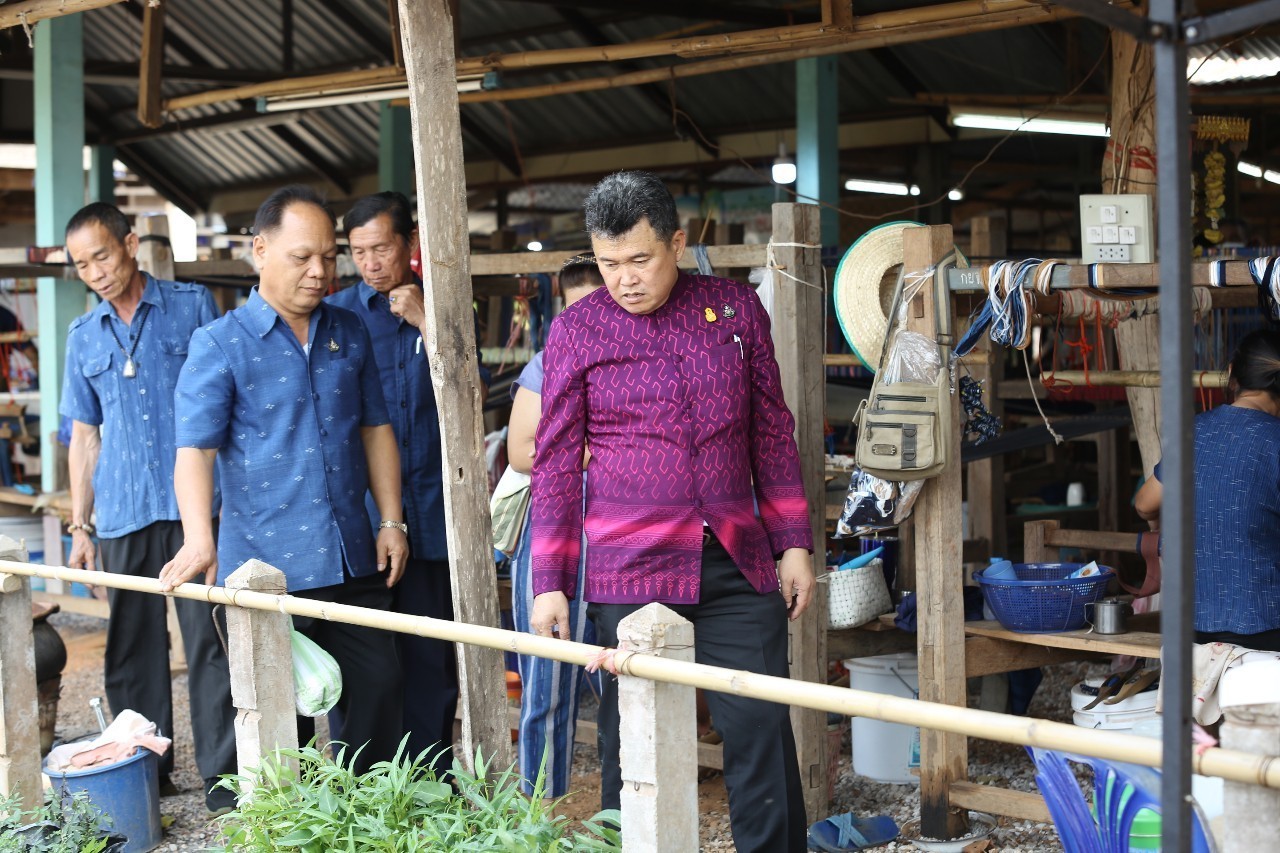อธิบดี พช. ลงพื้นที่สนับสนุนกลุ่มทอผ้าบ้านดอนกอย แหล่งอนุรักษ์ภูมิปัญญาท้องถิ่นสกลนคร เพื่อพัฒนาคุณภาพชีวิต ส่งเสริมเศรษฐกิจฐานรากชุมชนอย่างยั่งยืน