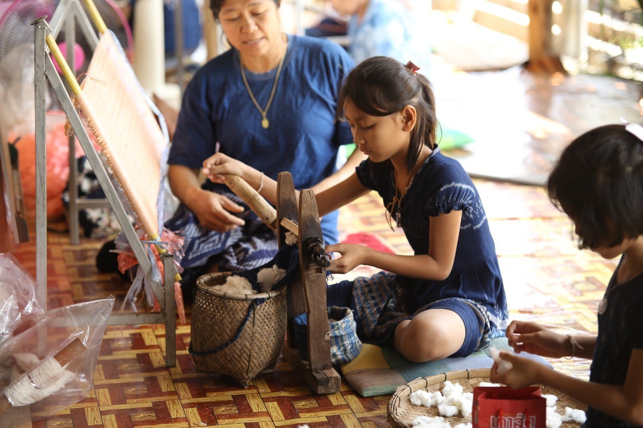 อธิบดี พช. ลงพื้นที่สนับสนุนกลุ่มทอผ้าบ้านดอนกอย แหล่งอนุรักษ์ภูมิปัญญาท้องถิ่นสกลนคร เพื่อพัฒนาคุณภาพชีวิต ส่งเสริมเศรษฐกิจฐานรากชุมชนอย่างยั่งยืน