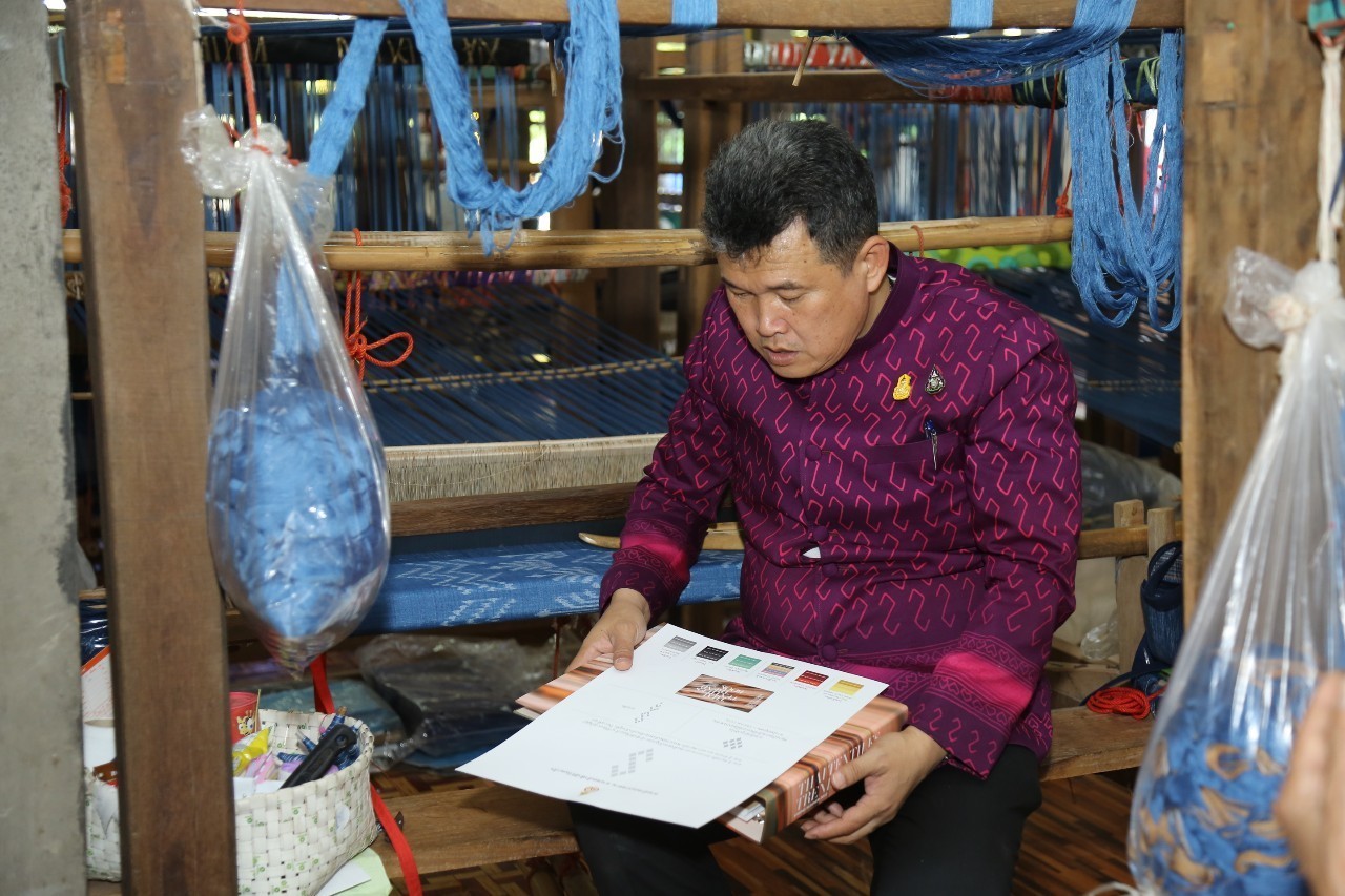 อธิบดี พช. ลงพื้นที่สนับสนุนกลุ่มทอผ้าบ้านดอนกอย แหล่งอนุรักษ์ภูมิปัญญาท้องถิ่นสกลนคร เพื่อพัฒนาคุณภาพชีวิต ส่งเสริมเศรษฐกิจฐานรากชุมชนอย่างยั่งยืน