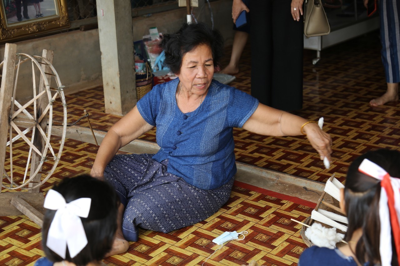 อธิบดี พช. ลงพื้นที่สนับสนุนกลุ่มทอผ้าบ้านดอนกอย แหล่งอนุรักษ์ภูมิปัญญาท้องถิ่นสกลนคร เพื่อพัฒนาคุณภาพชีวิต ส่งเสริมเศรษฐกิจฐานรากชุมชนอย่างยั่งยืน