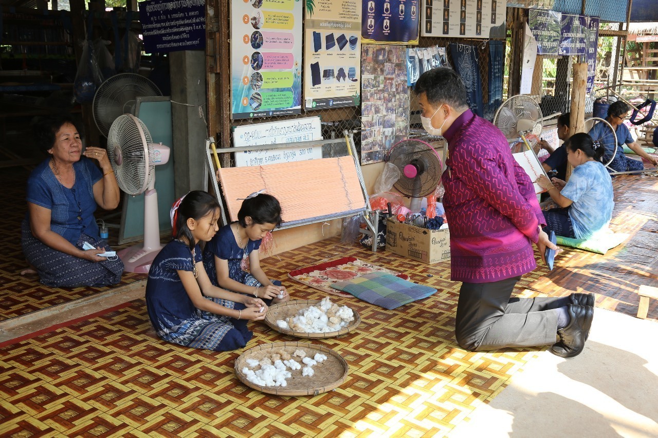 อธิบดี พช. ลงพื้นที่สนับสนุนกลุ่มทอผ้าบ้านดอนกอย แหล่งอนุรักษ์ภูมิปัญญาท้องถิ่นสกลนคร เพื่อพัฒนาคุณภาพชีวิต ส่งเสริมเศรษฐกิจฐานรากชุมชนอย่างยั่งยืน