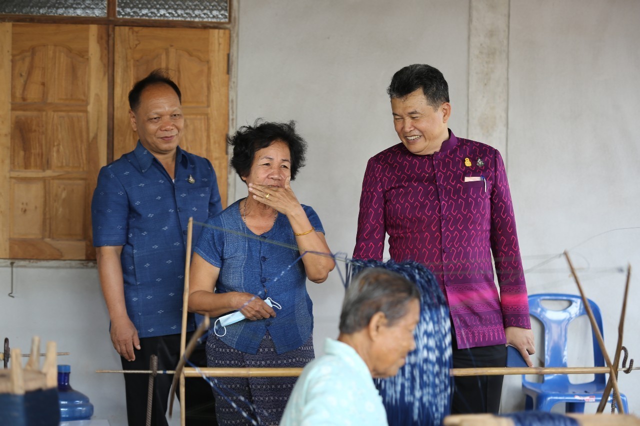 อธิบดี พช. ลงพื้นที่สนับสนุนกลุ่มทอผ้าบ้านดอนกอย แหล่งอนุรักษ์ภูมิปัญญาท้องถิ่นสกลนคร เพื่อพัฒนาคุณภาพชีวิต ส่งเสริมเศรษฐกิจฐานรากชุมชนอย่างยั่งยืน