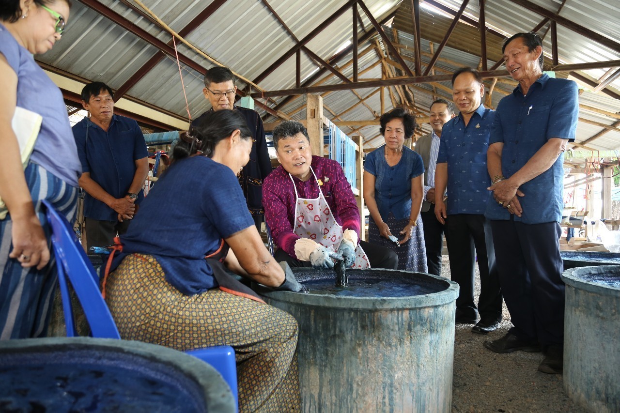อธิบดี พช. ลงพื้นที่สนับสนุนกลุ่มทอผ้าบ้านดอนกอย แหล่งอนุรักษ์ภูมิปัญญาท้องถิ่นสกลนคร เพื่อพัฒนาคุณภาพชีวิต ส่งเสริมเศรษฐกิจฐานรากชุมชนอย่างยั่งยืน