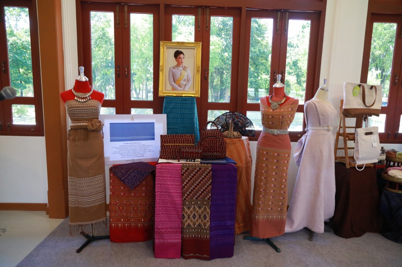 พช. ร่วม สภาสตรีแห่งชาติฯ จับมือ มรภ.กำแพงเพชร พัฒนานวัตกรรมทอผ้าด้วยใยจากต้นกล้วยไข่ สร้างอาชีพ ยกระดับคุณค่าภูมิปัญญา ชูบูรณาการ “สืบสาน อนุรักษ์ศิลป์ผ้าถิ่นไทย ดำรงไว้ในแผ่นดิน”