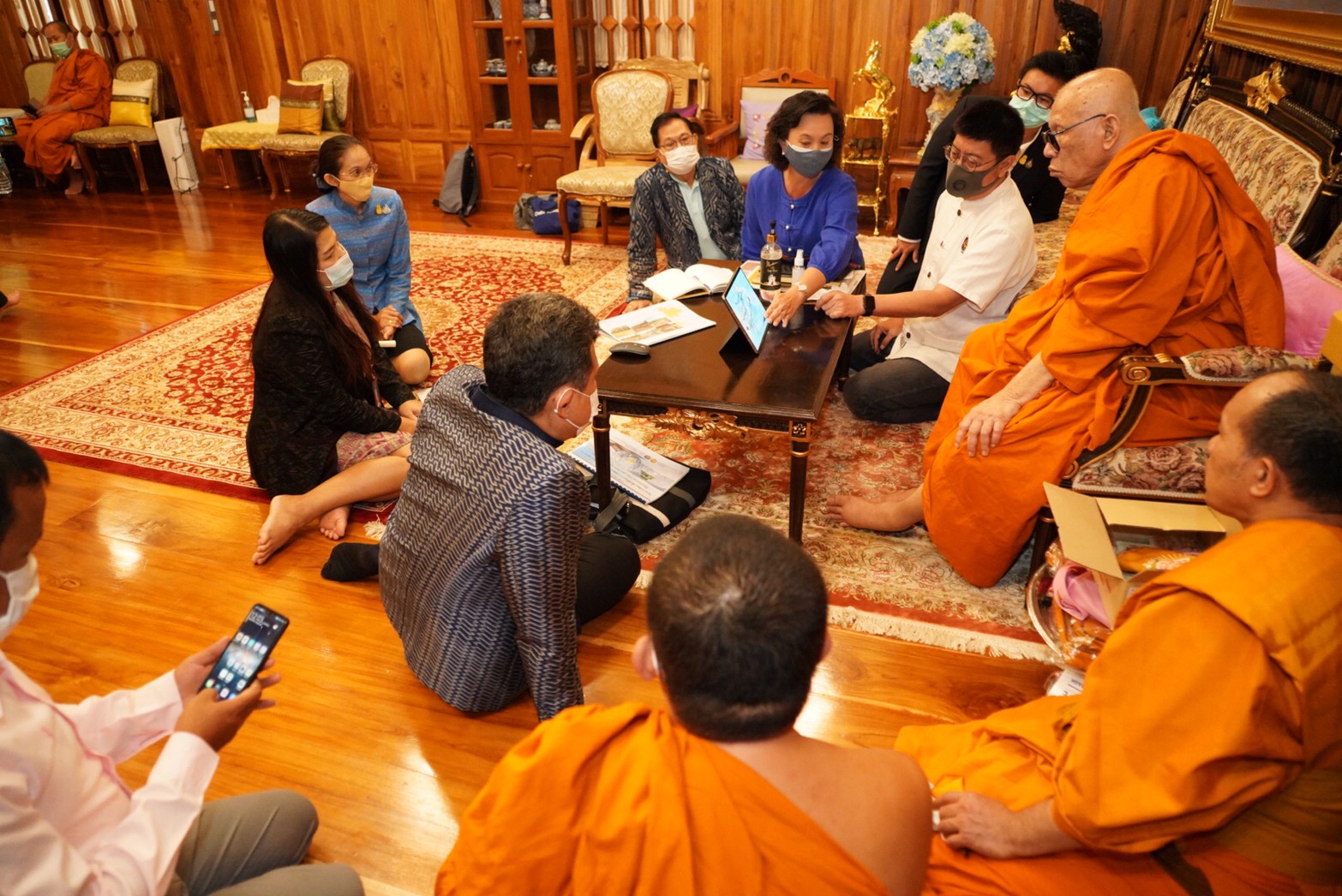 “สองพระสมเด็จ” หนุน โคก หนอง นา มอบที่ดินให้กรมการพัฒนาชุมชนจัดสรร