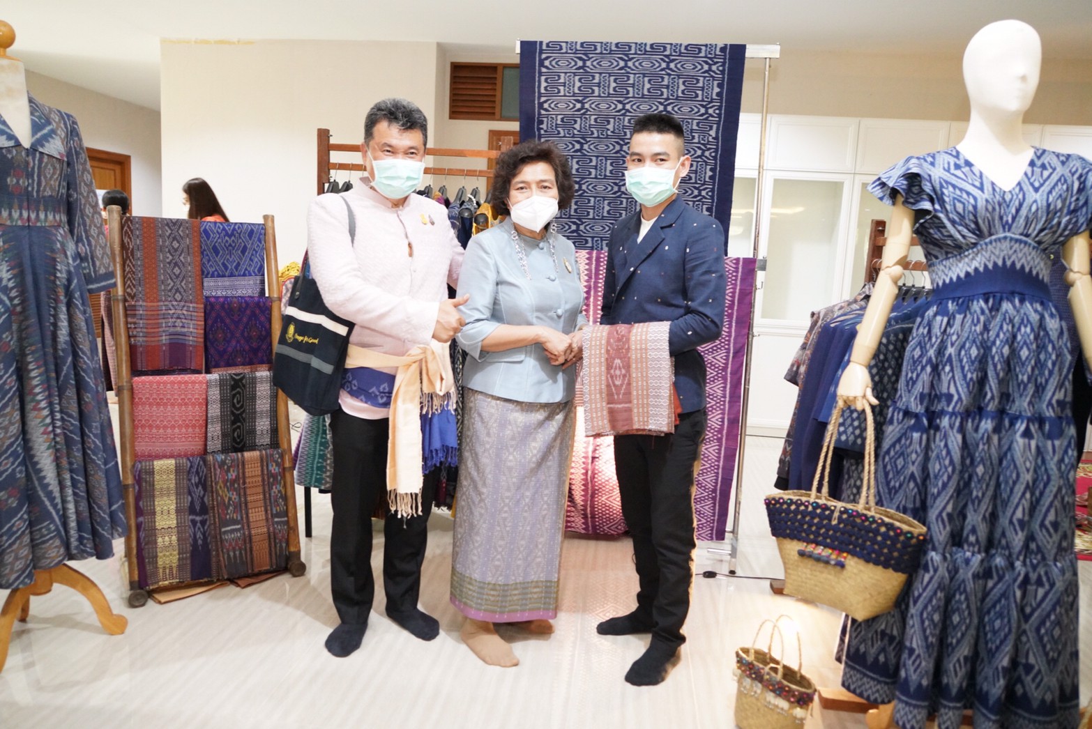 พช. ร่วมกับ สภาสตรีแห่งชาติฯ สนองแนวพระดำริของสมเด็จพระเจ้าลูกเธอ เจ้าฟ้าสิริวัณณวรี นารีรัตนราชกัญญา จัดอบรมเชิงปฏิบัติการพัฒนาศักยภาพผู้ประกอบการด้านผ้าไทย (Coaching) “ผ้าลายขอเจ้าฟ้าสิริวัณณวรีฯ”