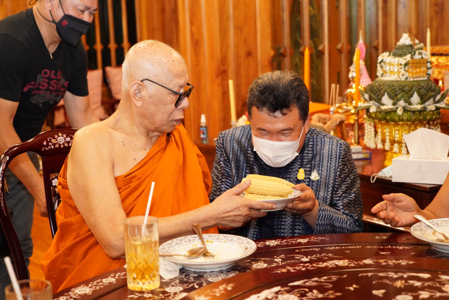 “สองพระสมเด็จ” หนุน โคก หนอง นา มอบที่ดินให้กรมการพัฒนาชุมชนจัดสรร