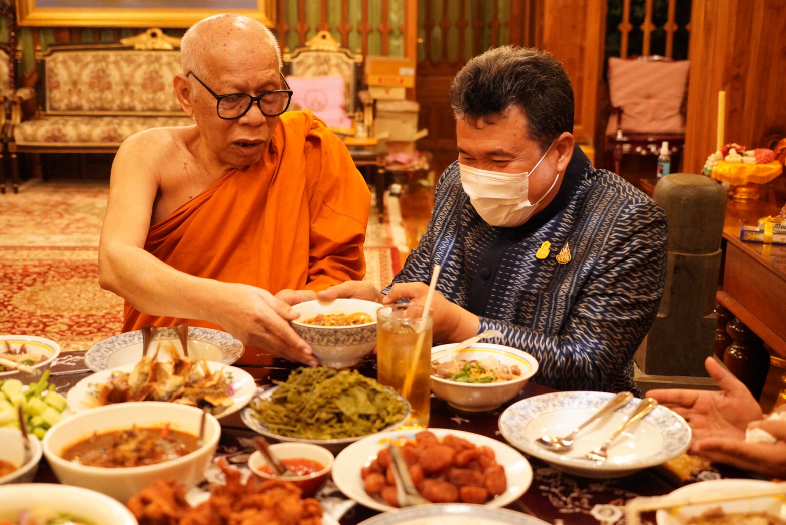 “สองพระสมเด็จ” หนุน โคก หนอง นา มอบที่ดินให้กรมการพัฒนาชุมชนจัดสรร