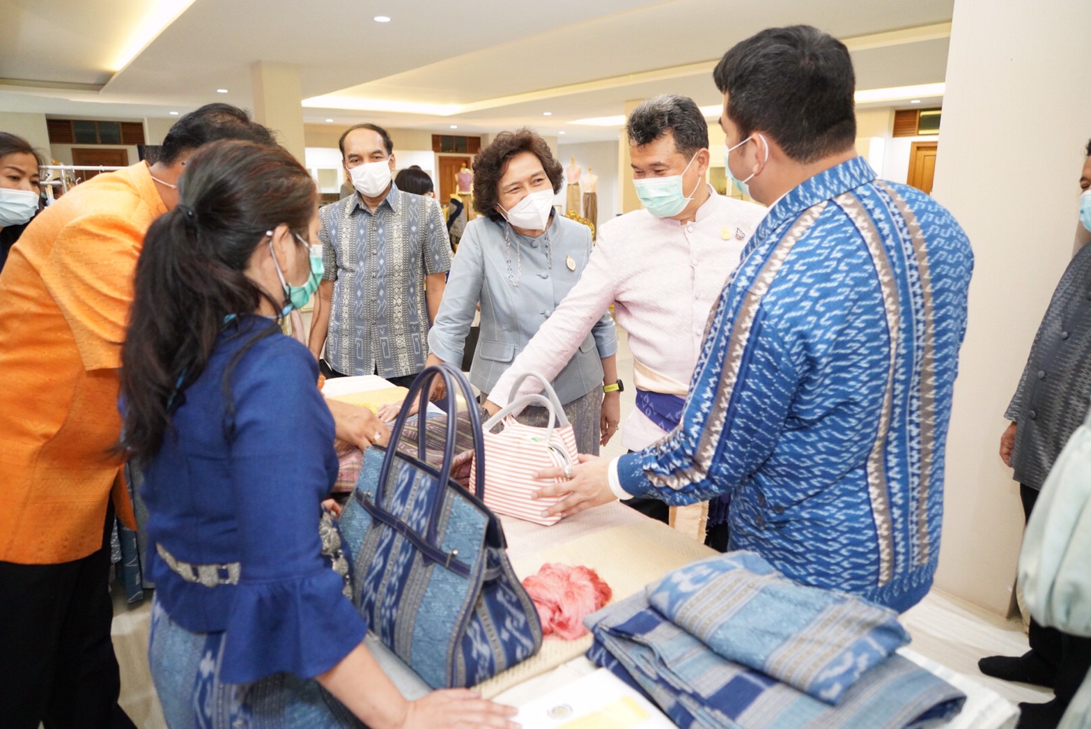 พช. ร่วมกับ สภาสตรีแห่งชาติฯ สนองแนวพระดำริของสมเด็จพระเจ้าลูกเธอ เจ้าฟ้าสิริวัณณวรี นารีรัตนราชกัญญา จัดอบรมเชิงปฏิบัติการพัฒนาศักยภาพผู้ประกอบการด้านผ้าไทย (Coaching) “ผ้าลายขอเจ้าฟ้าสิริวัณณวรีฯ”