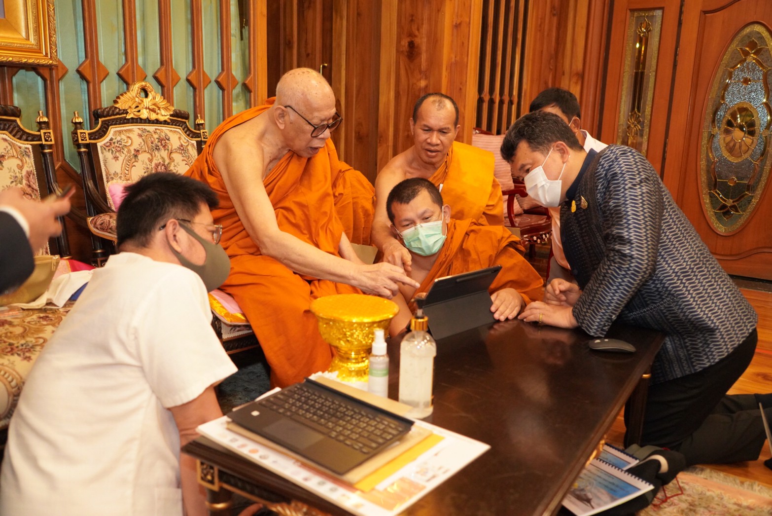 “สองพระสมเด็จ” หนุน โคก หนอง นา มอบที่ดินให้กรมการพัฒนาชุมชนจัดสรร