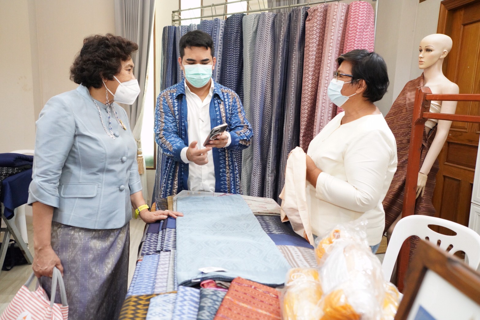 พช. ร่วมกับ สภาสตรีแห่งชาติฯ สนองแนวพระดำริของสมเด็จพระเจ้าลูกเธอ เจ้าฟ้าสิริวัณณวรี นารีรัตนราชกัญญา จัดอบรมเชิงปฏิบัติการพัฒนาศักยภาพผู้ประกอบการด้านผ้าไทย (Coaching) “ผ้าลายขอเจ้าฟ้าสิริวัณณวรีฯ”