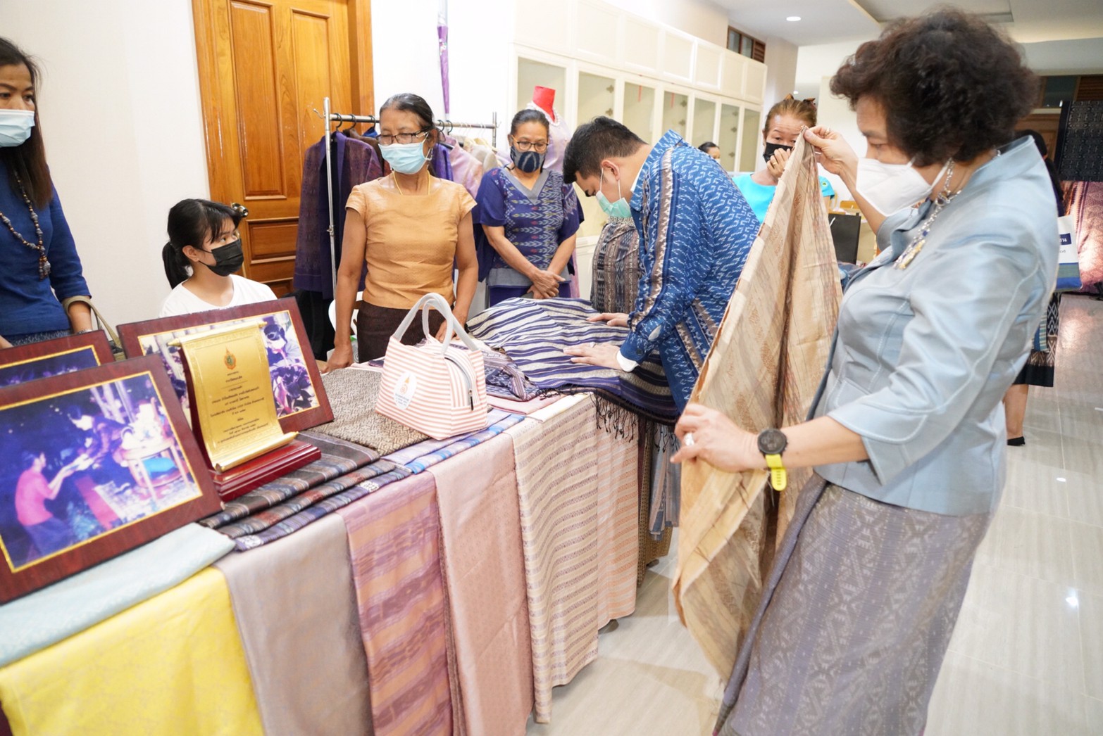 พช. ร่วมกับ สภาสตรีแห่งชาติฯ สนองแนวพระดำริของสมเด็จพระเจ้าลูกเธอ เจ้าฟ้าสิริวัณณวรี นารีรัตนราชกัญญา จัดอบรมเชิงปฏิบัติการพัฒนาศักยภาพผู้ประกอบการด้านผ้าไทย (Coaching) “ผ้าลายขอเจ้าฟ้าสิริวัณณวรีฯ”