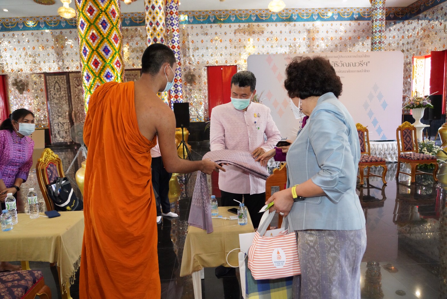 พช. ร่วมกับ สภาสตรีแห่งชาติฯ สนองแนวพระดำริของสมเด็จพระเจ้าลูกเธอ เจ้าฟ้าสิริวัณณวรี นารีรัตนราชกัญญา จัดอบรมเชิงปฏิบัติการพัฒนาศักยภาพผู้ประกอบการด้านผ้าไทย (Coaching) “ผ้าลายขอเจ้าฟ้าสิริวัณณวรีฯ”