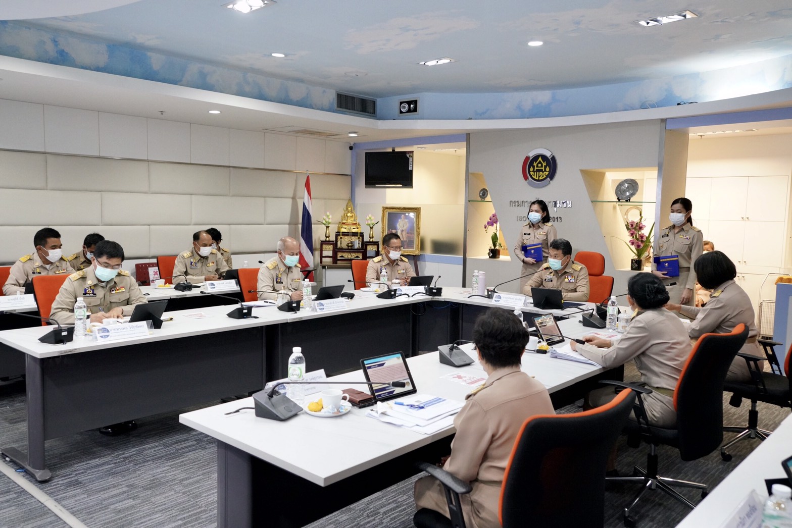 อธิบดี พช. ประชุมผ่านระบบการประชุมทางไกล Video Conference ไปยังสำนักงานพัฒนาชุมชน 76 จังหวัด ติดตามความก้าวหน้าภารกิจสำคัญของกรมฯ