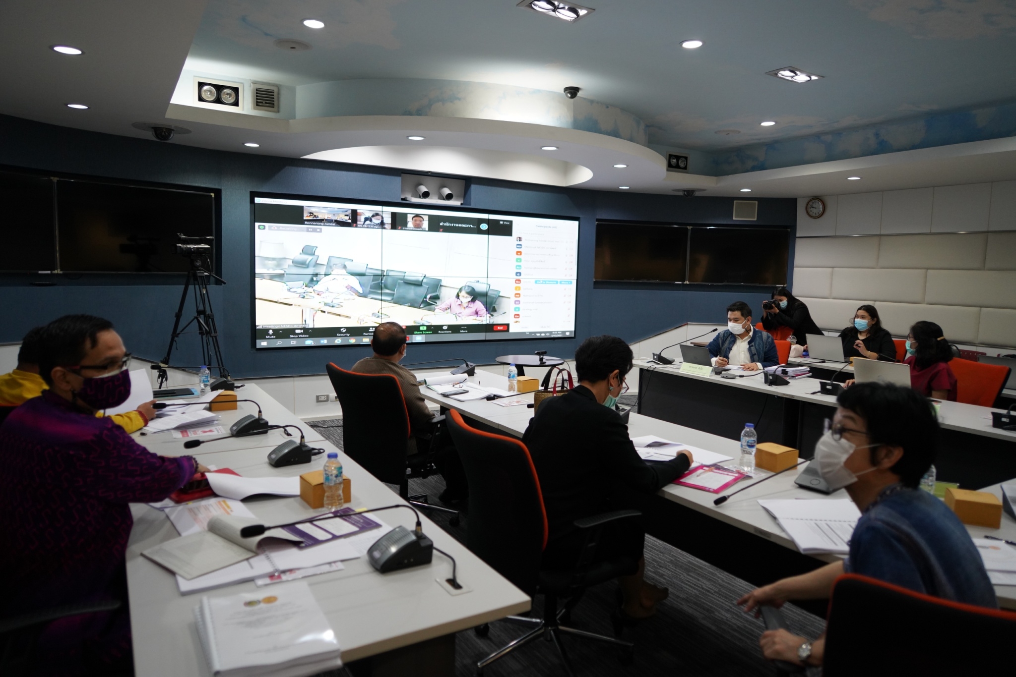 พช. จับมือ สภาพัฒฯ เตรียมความพร้อม เครื่องมือชี้วัดและแบบสอบถามข้อมุลความจำเป็นพื้นฐาน (จปฐ.) และข้อมูลพื้นฐานระดับหมู่บ้าน (กชช.2ค) สำหรับใช้ช่วงแผนพัฒนาเศรษฐกิจและสังคมแห่งชาติ ฉบับที่ 13 (พ.ศ. 2565 – 2569)