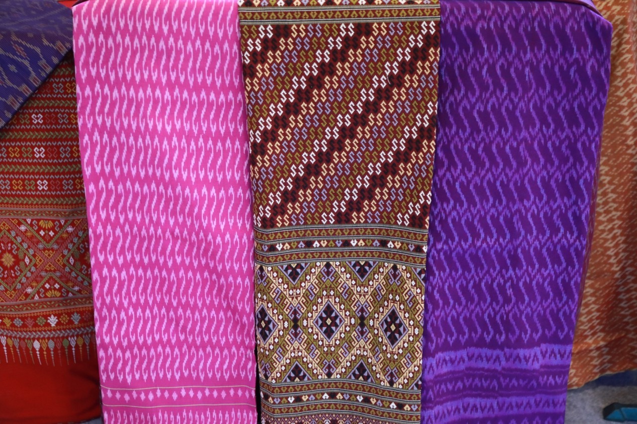 พช. ร่วม สภาสตรีแห่งชาติฯ จับมือ มรภ.กำแพงเพชร พัฒนานวัตกรรมทอผ้าด้วยใยจากต้นกล้วยไข่ สร้างอาชีพ ยกระดับคุณค่าภูมิปัญญา ชูบูรณาการ “สืบสาน อนุรักษ์ศิลป์ผ้าถิ่นไทย ดำรงไว้ในแผ่นดิน”