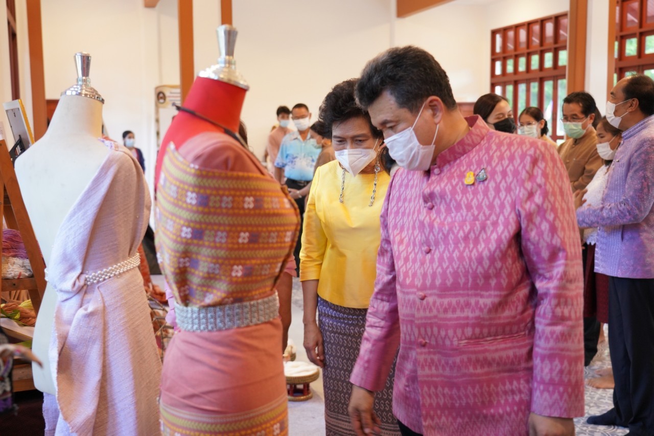 พช. ร่วม สภาสตรีแห่งชาติฯ จับมือ มรภ.กำแพงเพชร พัฒนานวัตกรรมทอผ้าด้วยใยจากต้นกล้วยไข่ สร้างอาชีพ ยกระดับคุณค่าภูมิปัญญา ชูบูรณาการ “สืบสาน อนุรักษ์ศิลป์ผ้าถิ่นไทย ดำรงไว้ในแผ่นดิน”