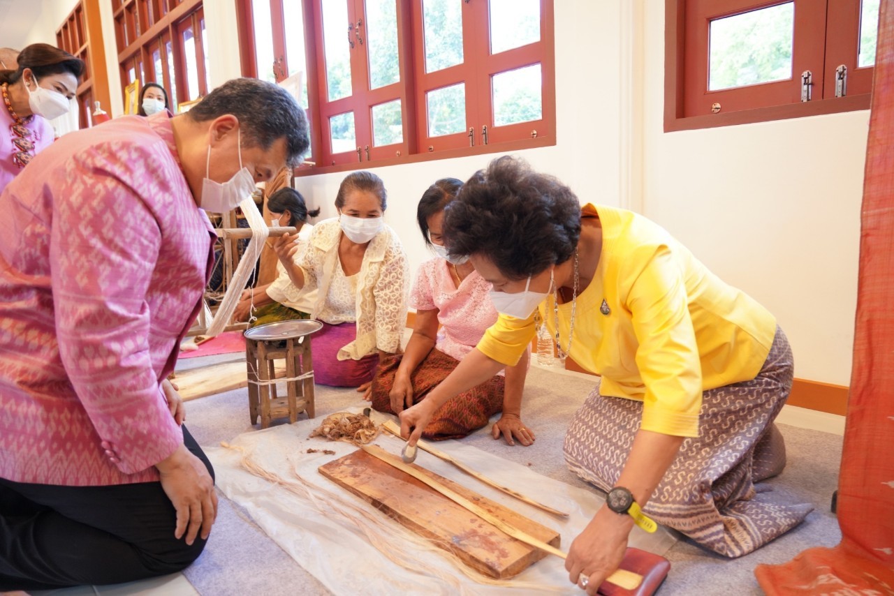 พช. ร่วม สภาสตรีแห่งชาติฯ จับมือ มรภ.กำแพงเพชร พัฒนานวัตกรรมทอผ้าด้วยใยจากต้นกล้วยไข่ สร้างอาชีพ ยกระดับคุณค่าภูมิปัญญา ชูบูรณาการ “สืบสาน อนุรักษ์ศิลป์ผ้าถิ่นไทย ดำรงไว้ในแผ่นดิน”